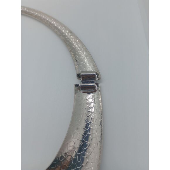 Signed MG Textured Animal Print Silver Tone 16-19" Hinge Bib Statement Necklace - Picture 7 of 10
